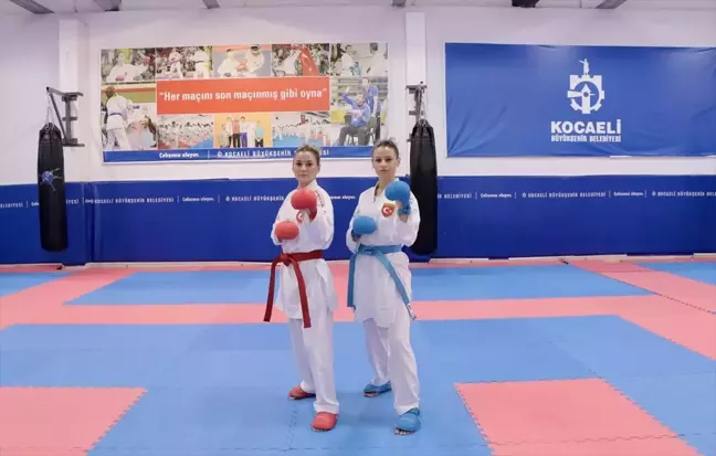 Macaristan'da dünya karate şampiyonasında kürsüye çıkan kız kardeşler