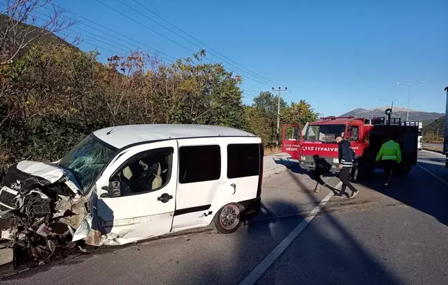 Burdur'da Otomobil Kazası: İki Kişi Yaralandı