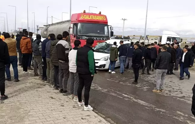 Şırnak'ta tanker ile hafif ticari araç çarpıştı, 1 kişi yaralandı