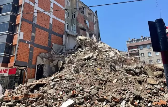 Güngören'de bir binanın yıkımı sırasında kopan kolon, bitişiğindeki binaya zarar verdi