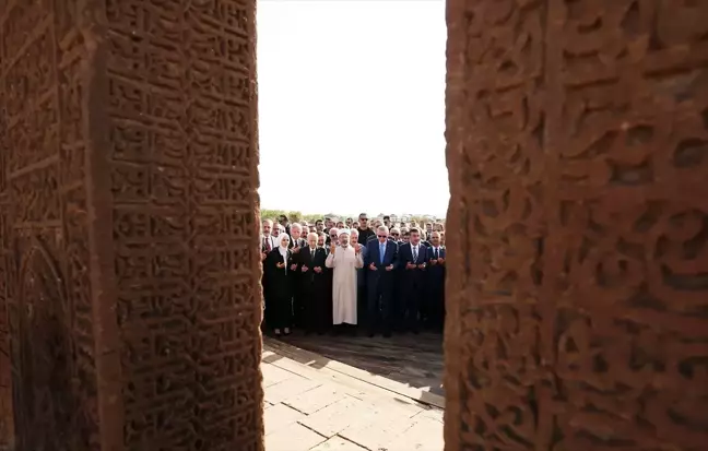 Cumhurbaşkanı Erdoğan, Ahlat'taki Selçuklu Mezarlığını Ziyaret Etti