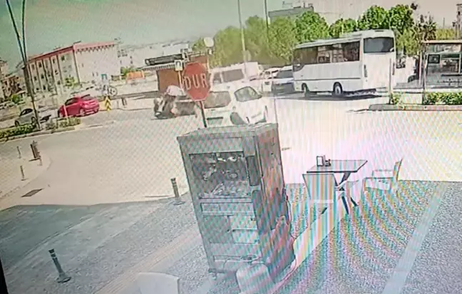 Antalya'da Motosiklet ile Kamyonet Çarpıştı: 1 Yaralı