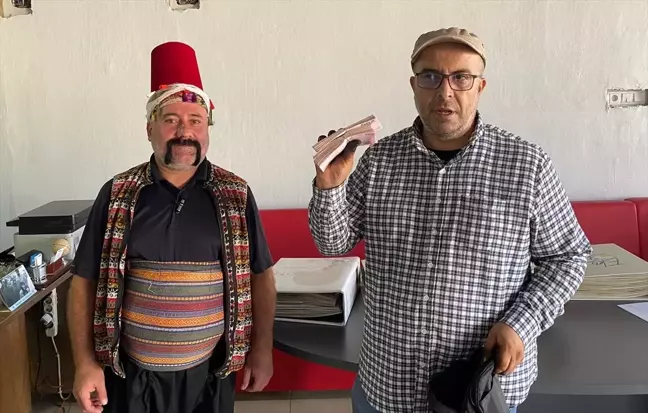 Seyyar Satıcı, Yolda Bulduğu Çantayı Sahibine Ulaştırdı