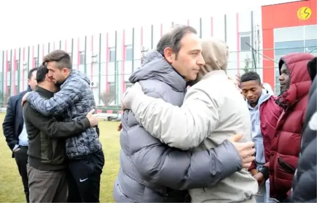 Eskişehirspor'da Lisansı Çıkmayan 9 Futbolcu Kulüpten Ayrıldı