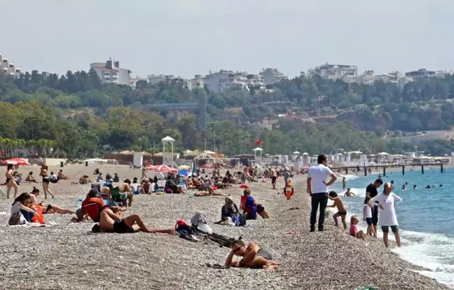 Antalya sahilleri kademeli normalleşmenin ikinci gününde de oldu taştı