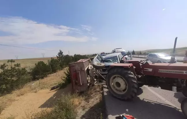 Afyonkarahisar'da minibüs traktörün römorkuna çarptı: 6 yaralı