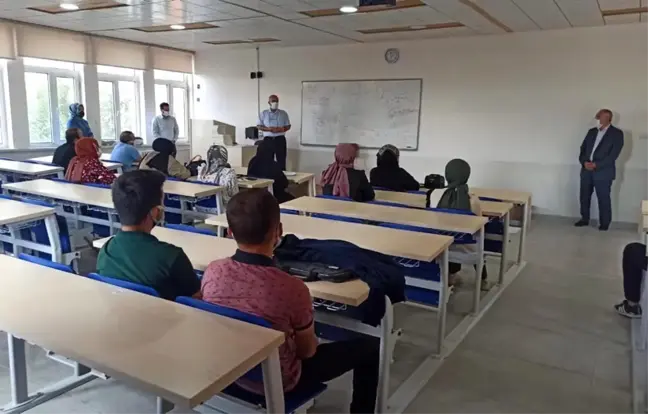 İlahiyat Fakültesi Dekanlığından öğrencilere sıcak karşılama