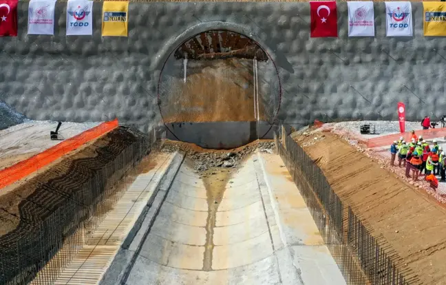 Ankara İzmir YHT projesindeki Türkiye'nin en geniş TBM tünelinde ışık göründü