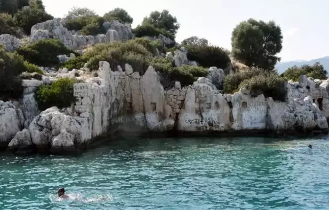 KEKOVA'DAKİ TARİHİ ESERLERİ İLAN TAHTASINA ÇEVİRDİLER