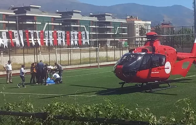 Ödemiş'te gübre serpme makinesine sıkışan kişi ambulans helikopterle İzmir'e sevk edildi