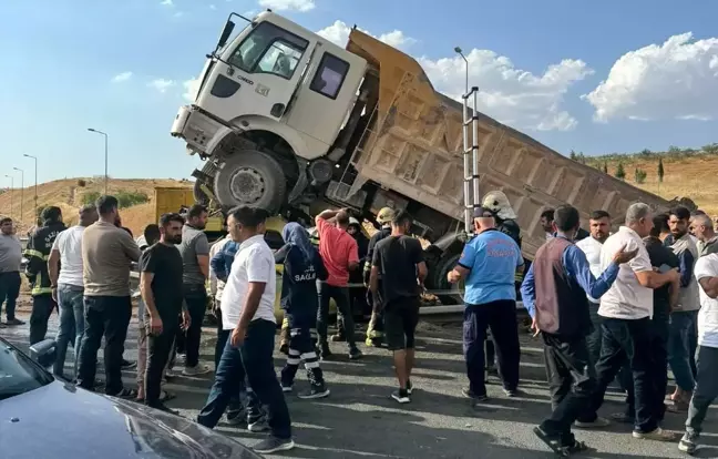 Gaziantep'te Kamyon ile Tır Çarpışması Sonucu 1 Kişi Hayatını Kaybetti