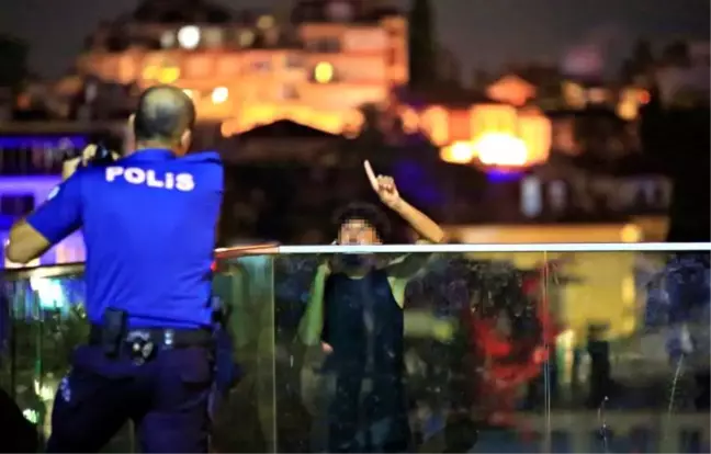 Antalya'da seyir terasında intihara kalkışan genç polis tarafından ikna edildi