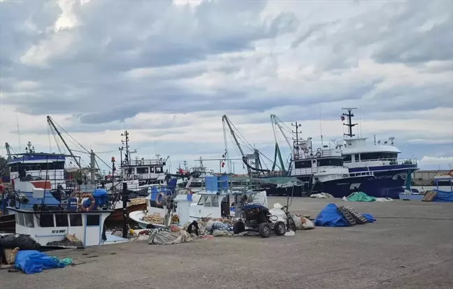 Karadeniz'deki Olumsuz Hava Koşulları Balık Tezgahlarını Boş Bıraktı