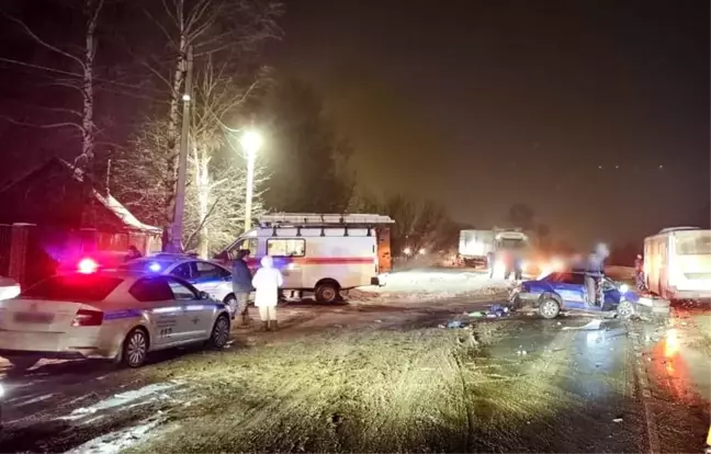 Rusya'da Otobüsle Çarpışan Otomobilde 3 Kişi Hayatını Kaybetti