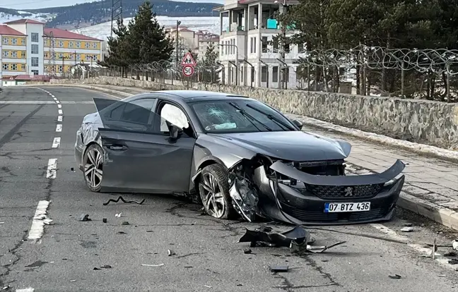 Sarıkamış'ta Otomobil Kazası: 3 Yaralı