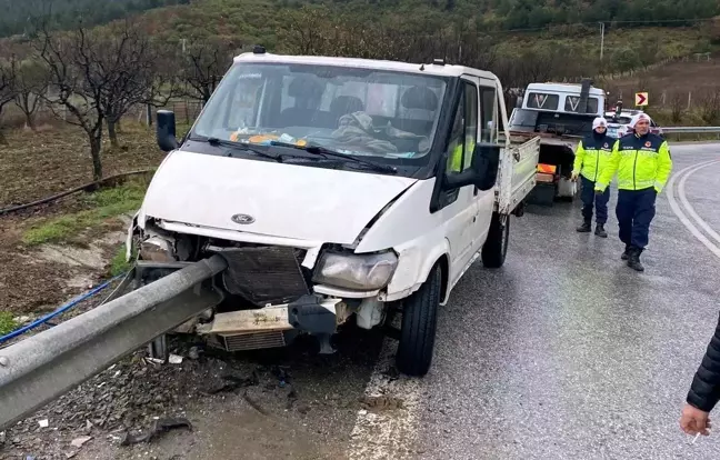 Sakarya'da Kamyonet Bariyere Çarptı: 1 Yaralı