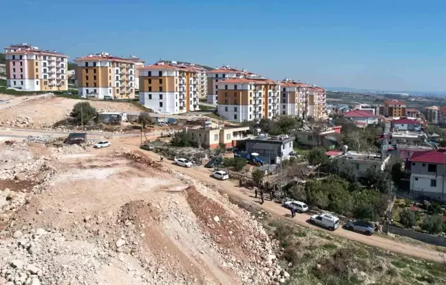 Mersin'de Hafriyat Kamyonunun Molozları Altında Kalan 81 Yaşındaki Kadın Yaşam Mücadelesi Veriyor