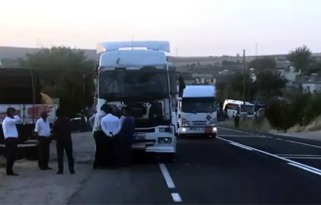 Şanlıurfa'da askeri otobüs ile tır çarpıştı: 16 asker yaralı