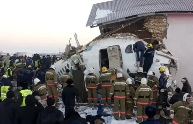 Kazakistan'da yolcu uçağı düştü: 9 ölü, 9 yaralı