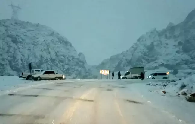 Sincik-Kahta karayolu buz pistine döndü, karayolu ulaşıma kapandı