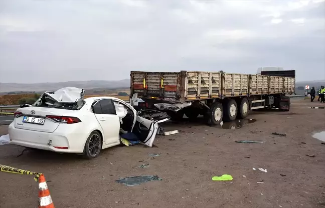 Kırıkkale'de Tıra Çarpan Otomobilin Sürücüsü Hayatını Kaybetti