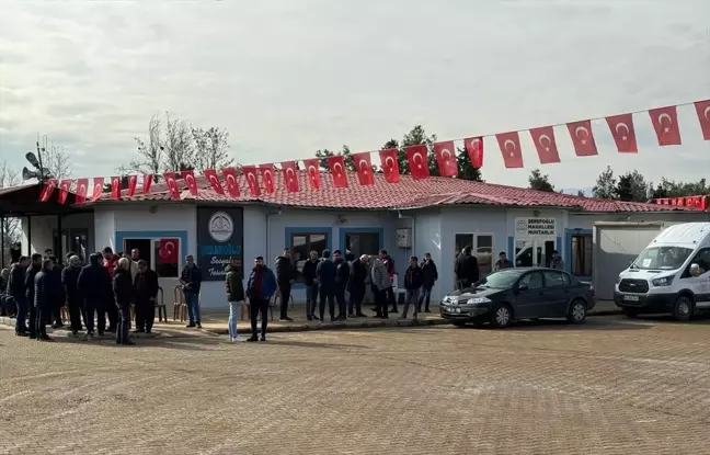 Pençe-Kilit Harekatı'nda şehit olan askerin ailesi taziyeleri kabul ediyor
