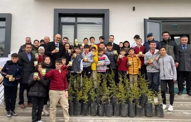 Orman Haftası kapsamında okul bahçelerine 700 fidan dikildi