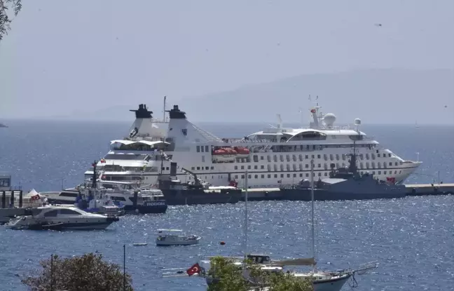 Bahamalar bayraklı kruvaziyer Bodrum'a geldi