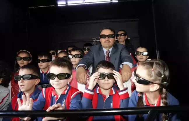 Kütahya Valisi Musa Işın, Evliya Çelebi İlkokulunda 10D Sinema Etkinliğine Katıldı
