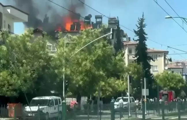 Gaziantep'te bir binanın çatısında çıkan yangın söndürüldü