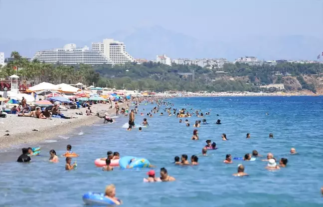 Antalya'da Sıcak Hava ve Nem Sahillerde Yoğunluk Oluşturdu