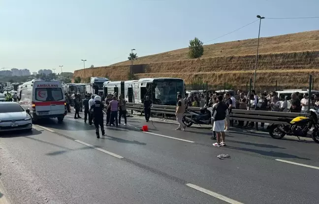 İstanbul Küçükçekmece'de Metrobüs Kaza Yaptı, Yaralılar Var