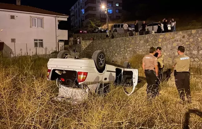 Sakarya'da otomobil devrildi, 3 kişi yaralandı