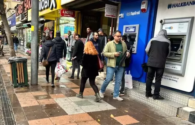 Eskişehir'de Aniden Gelen Sağanak Yağmurda Vatandaşlar Korunma Arayışında