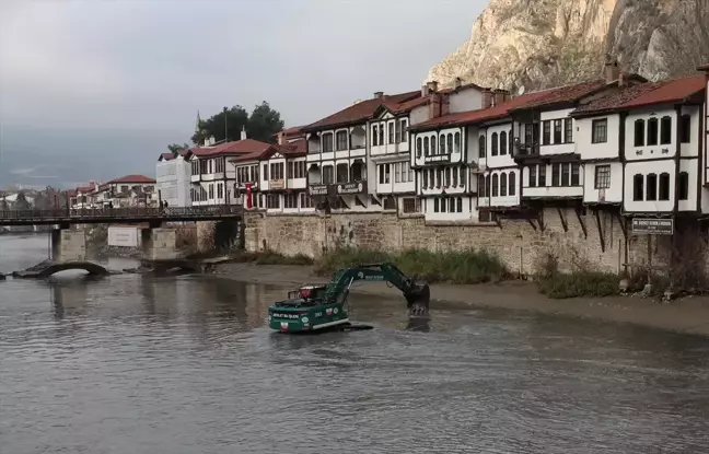 Amasya Yeşilırmak Nehri'nde Temizlik ve Dolgu Çalışmaları Sürüyor