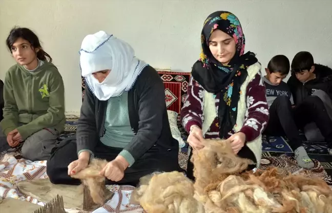 Muş'ta Kadınlar Yün Çorap Örme Geleneğini Yaşatıyor