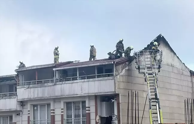 Esenyurt'ta 5 Katlı Binanın Çatısında Yangın