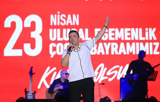 Mustafa Sandal Antalya'da 23 Nisan Konserinde Hayranlarıyla Buluştu