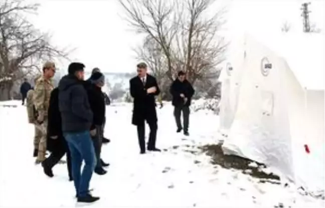Malatya Valisi Baruş, depremden etkilenen mahallelerde inceleme yaptı
