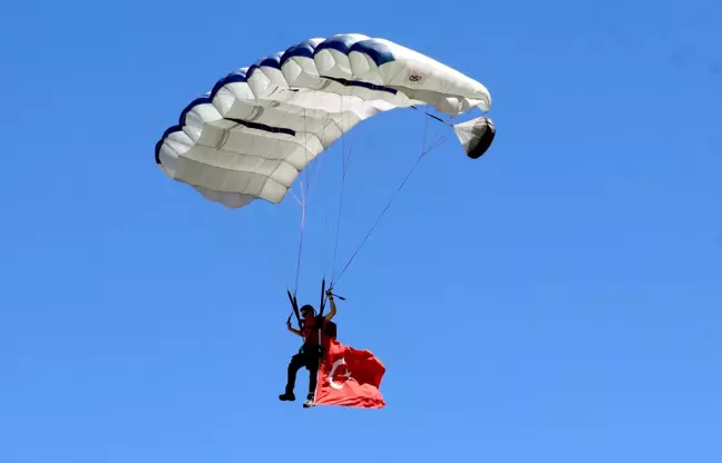 Adrenalin tutkunu Avusturalyalı sporcu Türk bayrağıyla atlayış yaptı