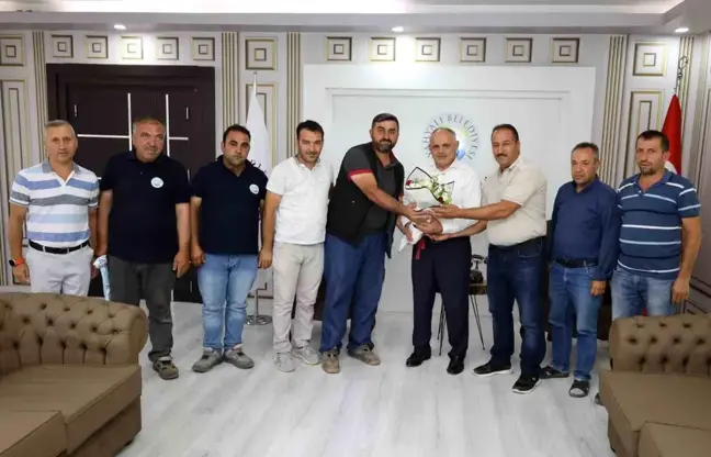 Yahyalı Belediyesi İşçileri Başkan Esat Öztürk'e Teşekkür Etti