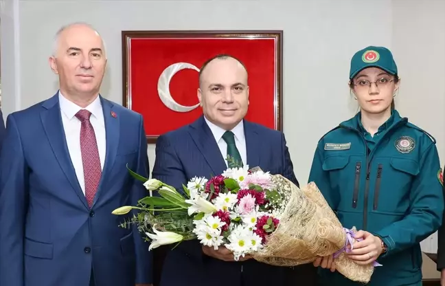 Artvin Valisi Dünya Gümrük Günü dolayısıyla Gümrük Müdürlüğü personeliyle bir araya geldi
