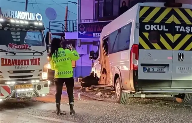 Muğla'da servis minibüsleri çarpıştı: 28 kişi yaralandı