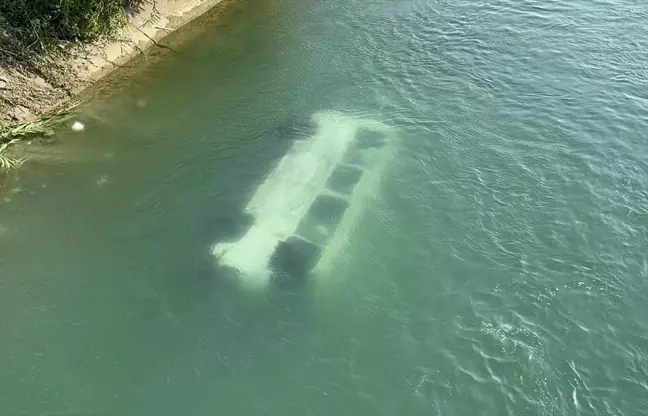 Adana'da zincirleme trafik kazası: Kamyonet ve panelvan sulama kanalına düştü