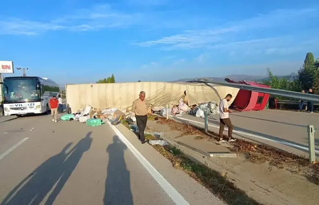 Amasya'da süt yüklü tanker ile tırın çarpışması sonucu 1 kişi yaralandı