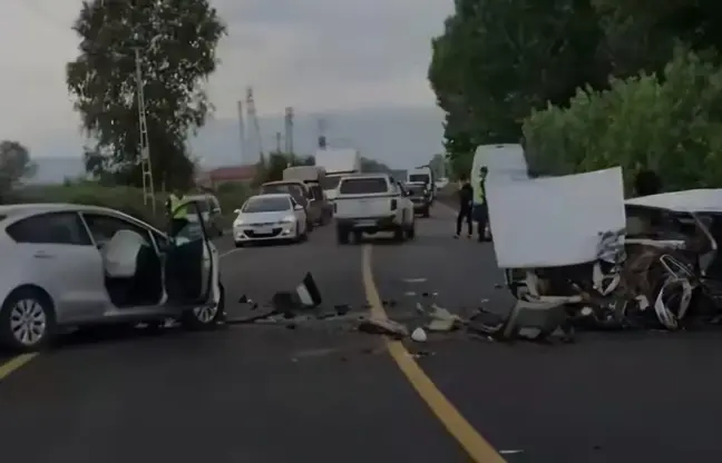 Akyazı'da kafa kafaya çarpışan otomobillerde 1 kişi hayatını kaybetti