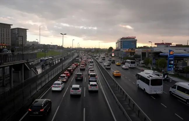 İstanbul'da Yağış Nedeniyle Trafik Yoğunluğu Artıyor