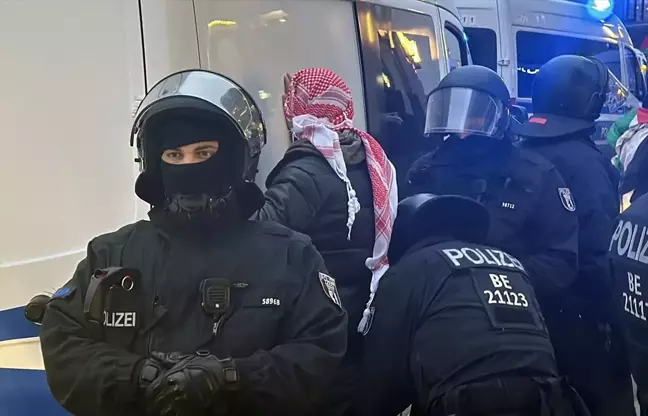 Berlin'de Filistin'e Destek Gösterisinde Gözaltılar