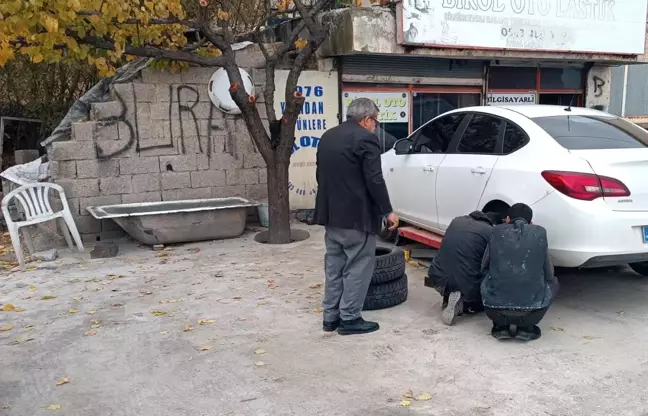 Adilcevaz'da Kış Lastiği Yoğunluğu Artıyor