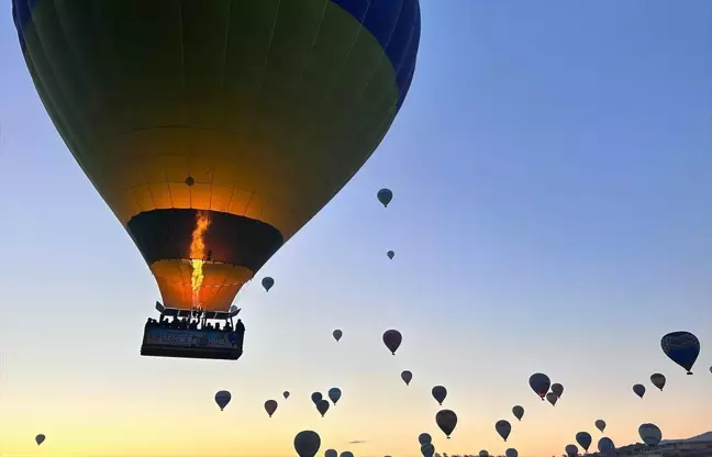 Kapadokya'da Sıcak Hava Balonları Yeniden Uçuşa Geçti